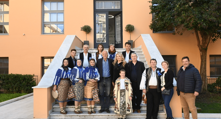Το δημαρχείο της Πάτρας επισκέφτηκε καλλιτεχνικό – χορευτικό συγκρότημα από την Ρουμανία (Φώτο) Το δημαρχείο της Πάτρας επισκέφτηκε καλλιτεχνικό – χορευτικό συγκρότημα από την Ρουμανία (Φώτο)