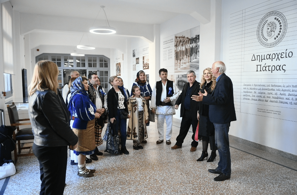 Το δημαρχείο της Πάτρας επισκέφτηκε καλλιτεχνικό – χορευτικό συγκρότημα από την Ρουμανία (Φώτο)