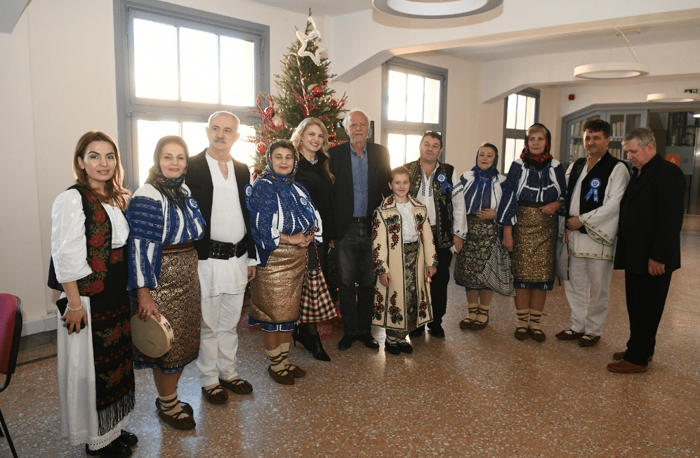 Το δημαρχείο της Πάτρας επισκέφτηκε καλλιτεχνικό – χορευτικό συγκρότημα από την Ρουμανία (Φώτο)