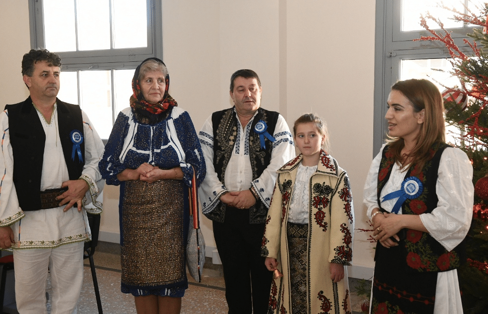 Το δημαρχείο της Πάτρας επισκέφτηκε καλλιτεχνικό – χορευτικό συγκρότημα από την Ρουμανία (Φώτο)