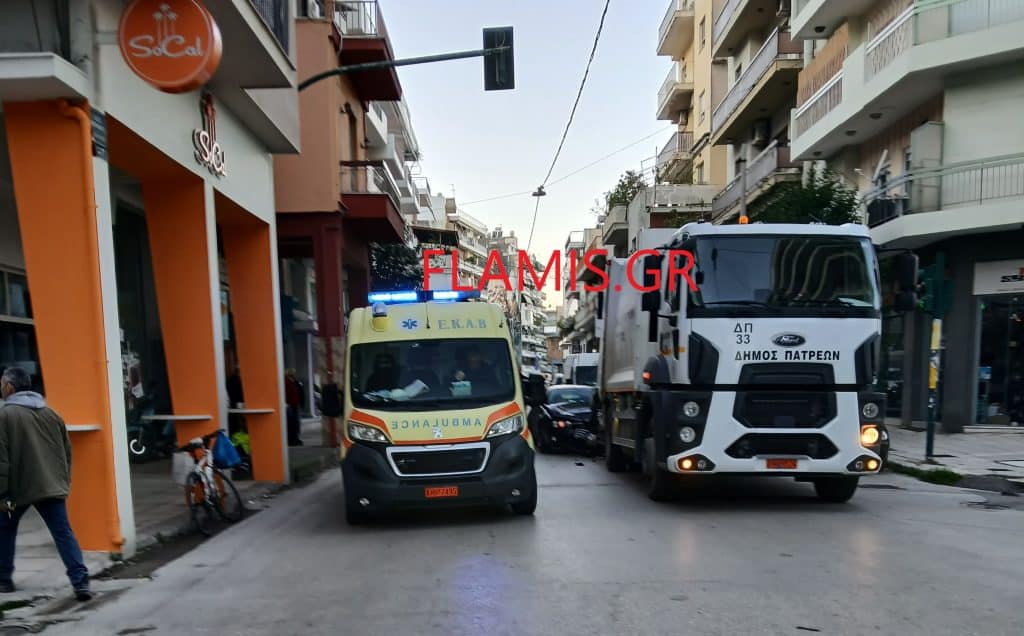 Πάτρα - ΤΩΡΑ: ΙΧ "καρφώθηκε" σε απορριμματοφόρο - Τραυματίστηκε εργαζόμενος - φωτό