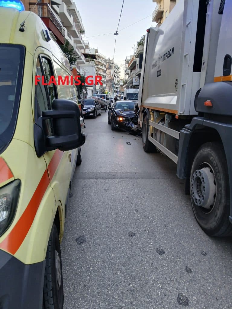 Πάτρα - ΤΩΡΑ: ΙΧ "καρφώθηκε" σε απορριμματοφόρο - Τραυματίστηκε εργαζόμενος - φωτό