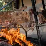 Taste Atlas: Αντικριστό, μπουγάτσα, γουρουνοπούλα και... μαμούλια έστειλαν 5 ελληνικές περιοχές στο top-10 των γαστρονομικών προορισμών