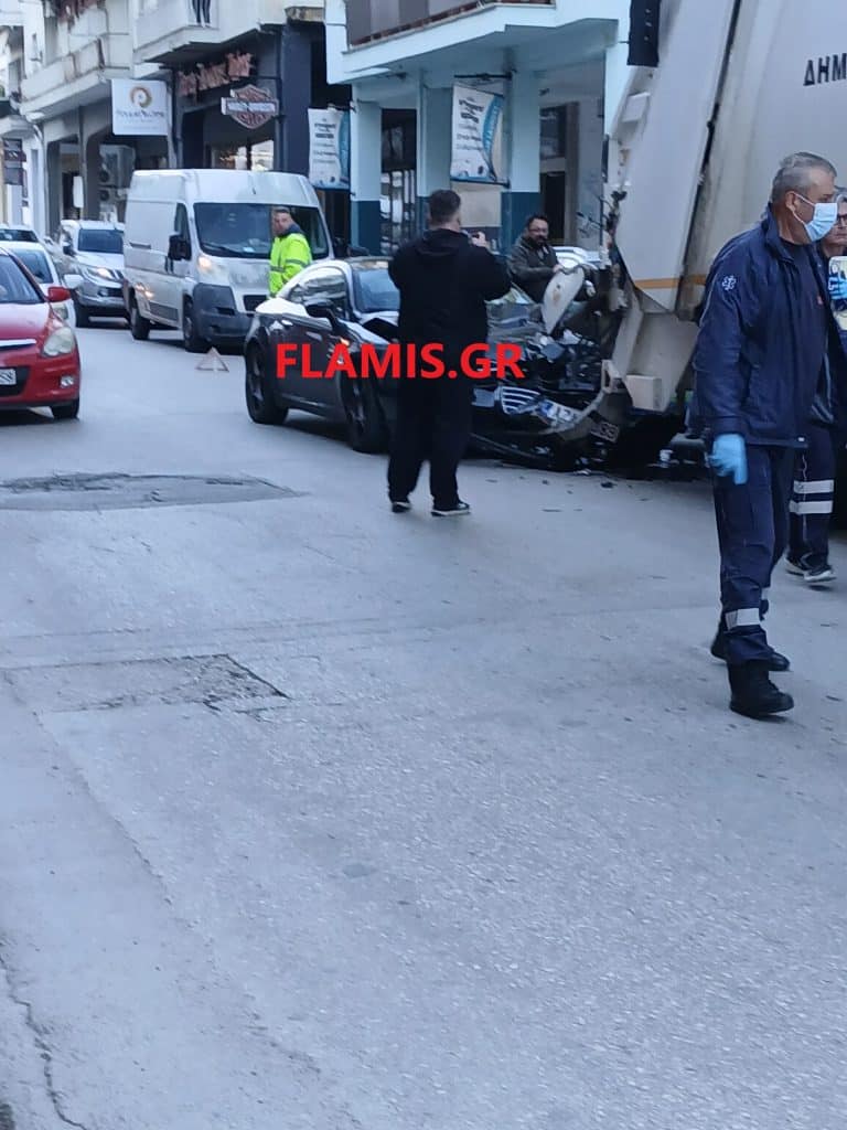 Πάτρα - ΤΩΡΑ: ΙΧ "καρφώθηκε" σε απορριμματοφόρο - Τραυματίστηκε εργαζόμενος - φωτό