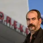 Ώρα για… Φραπέ! Σήμερα στην εξεταστική του ΟΠΕΚΕΠΕ ο Γιώργος Ξυλούρης