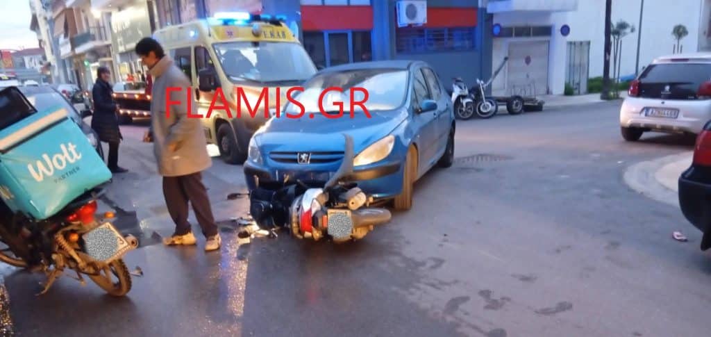 Τροχαίο - σοκ στην Πάτρα: Δίκυκλο.... στις ρόδες ΙΧ - φωτό Τροχαίο - σοκ στην Πάτρα: Δίκυκλο.... στις ρόδες ΙΧ - φωτό