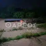 Κινδύνευσαν τουρίστες και κάτοικοι στη Φοινικούντα από υπερχείλιση ποταμού – Κλειστοί δρόμοι από κατολισθήσεις