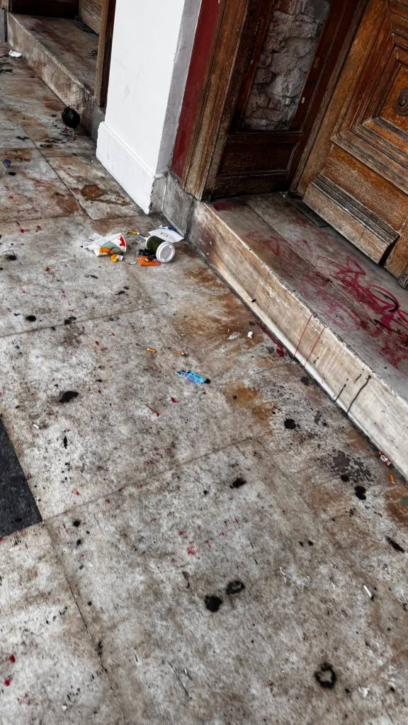 Πάτρα: "Εμετικές εικόνες" στην είσοδο του Δημοτικού Θεάτρου - φωτό