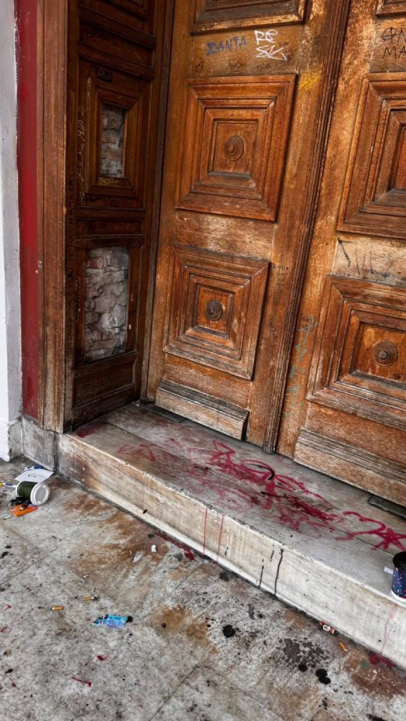 Πάτρα: "Εμετικές εικόνες" στην είσοδο του Δημοτικού Θεάτρου - φωτό