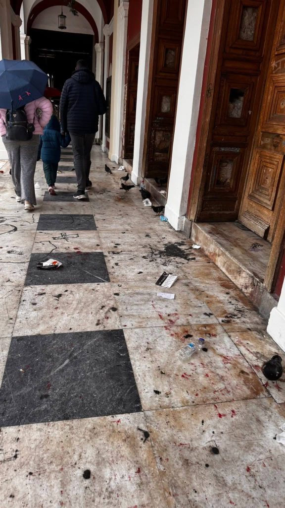 Πάτρα: "Εμετικές εικόνες" στην είσοδο του Δημοτικού Θεάτρου - φωτό