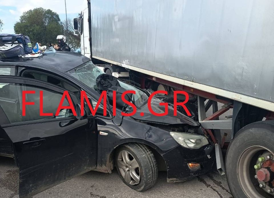 Πάτρα: Τροχαίο σοκ στην Παραλία! ΙΧ σφηνώθηκε σε νταλίκα - Επέβαινε έγκυος - φωτό