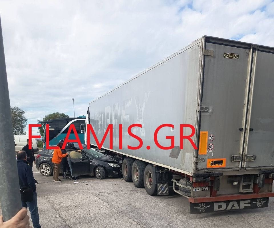 Πάτρα: Τροχαίο σοκ στην Παραλία! ΙΧ σφηνώθηκε σε νταλίκα - Επέβαινε έγκυος - φωτό