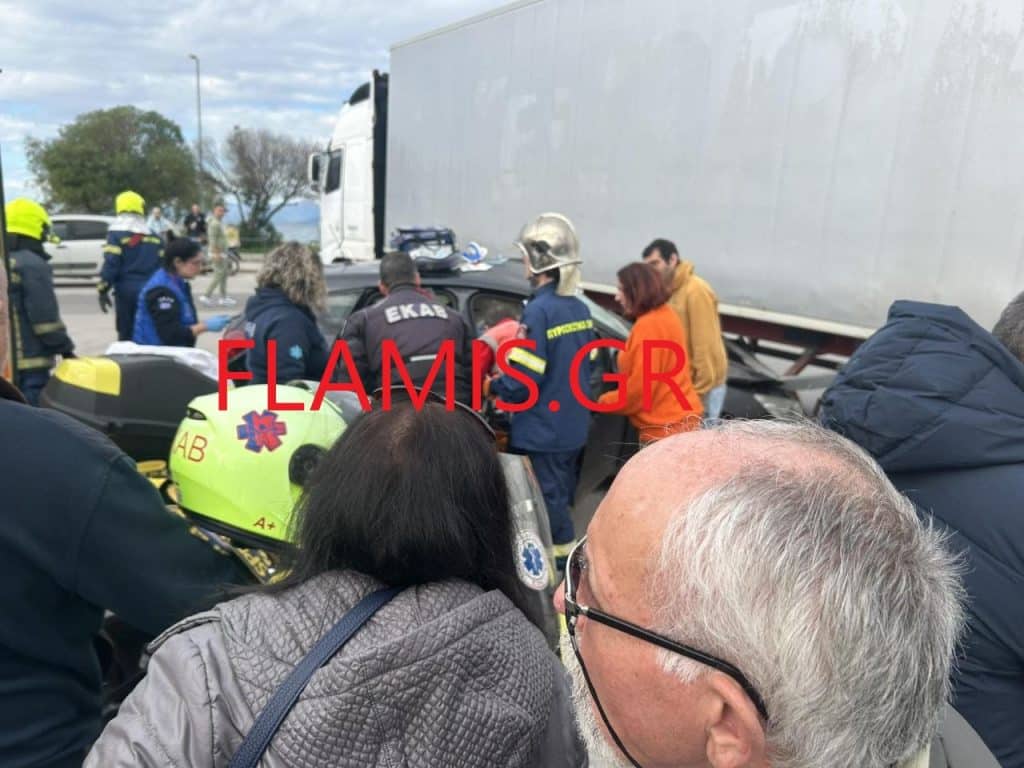 Πάτρα: Τροχαίο σοκ στην Παραλία! ΙΧ σφηνώθηκε σε νταλίκα - Επέβαινε έγκυος - φωτό