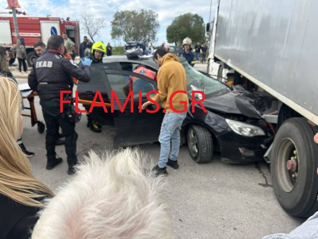 Πάτρα: Τροχαίο σοκ στην Παραλία! ΙΧ σφηνώθηκε σε νταλίκα - Επέβαινε έγκυος - φωτό