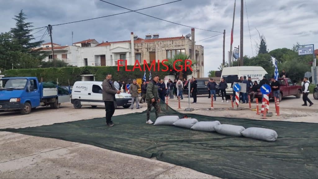 Πάτρα: Εκλεισε η παλιά Εθνική στην ΒΙΠΕ! Εριξαν σακιά οι αγρότες! Απίστευτες ουρές φορτηγών - φωτό και βίντεο