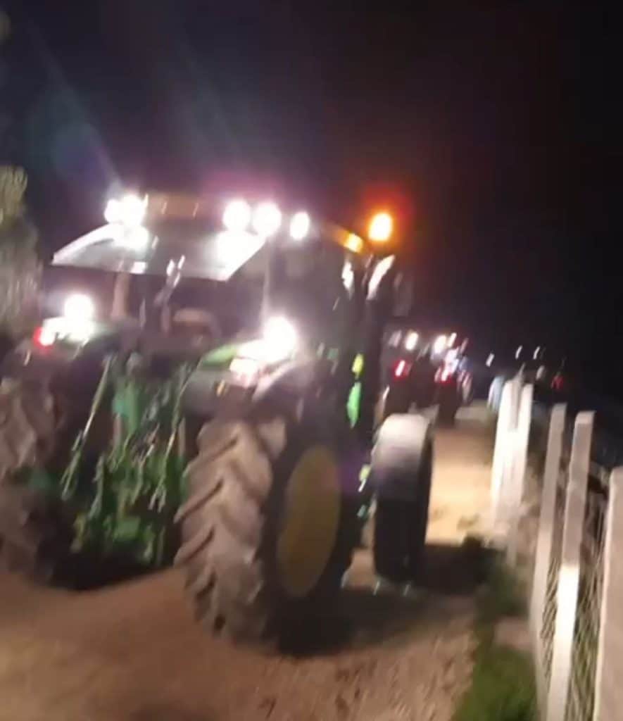 ΝΕΑ ΕΞΕΛΙΞΗ: Ανέβασαν τρακτέρ στην Πατρών - Πύργου! Κλείνει επ' αόριστον ο δρόμος ΝΕΑ ΕΞΕΛΙΞΗ: Ανέβασαν τρακτέρ στην Πατρών - Πύργου! Κλείνει επ' αόριστον ο δρόμος