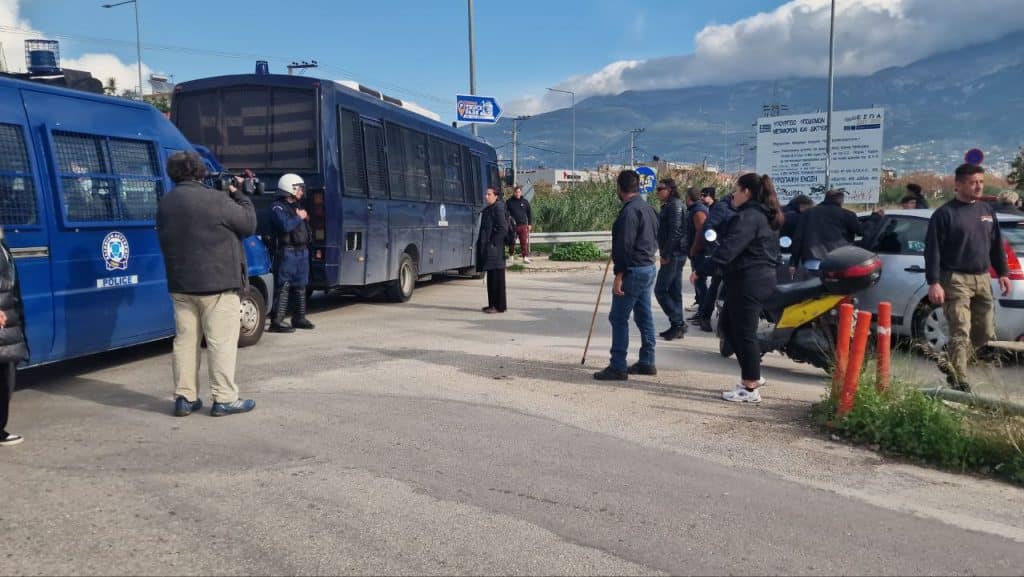 ΠΑΤΡΑ ΤΩΡΑ : 'Ενταση μεταξύ αγροτών και αστυνομικών - ΄Εσπασαν τα μπλόκα οι αγρότες - δεκάδες τα τρακτέρ - ΦΩΤΟ & ΒΙΝΤΕΟ