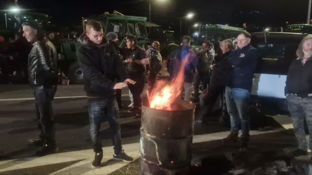 Πάτρα: Διπλός αποκλεισμός στην Ολυμπία οδό! Δείτε φωτό