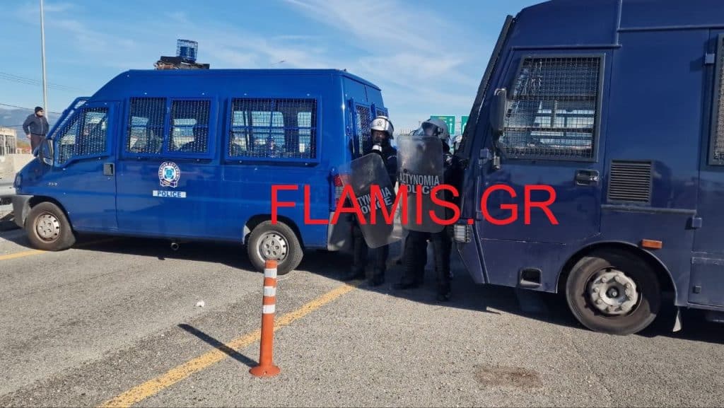 Επεισόδια στη γέφυρα Ρίου Αντιρρίου - Ματ έριξαν αγρότες στο γκρεμό - Επεσαν χημικά - Δείτε ΒΙΝΤΕΟ