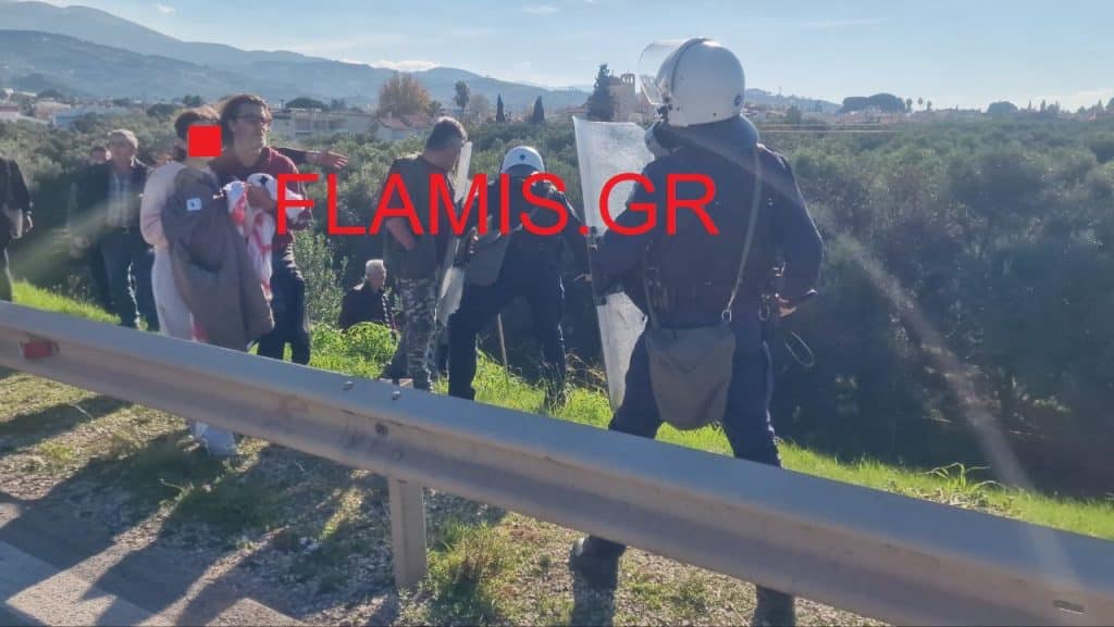 Επεισόδια στη γέφυρα Ρίου Αντιρρίου - Ματ έριξαν αγρότες στο γκρεμό - Επεσαν χημικά - Δείτε ΒΙΝΤΕΟ Επεισόδια στη γέφυρα Ρίου Αντιρρίου - Ματ έριξαν αγρότες στο γκρεμό - Επεσαν χημικά - Δείτε ΒΙΝΤΕΟ