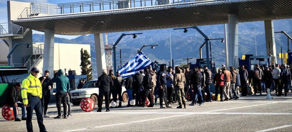 "Αλλη αστυνομία" στο Αντίρριο! Οι αγρότες άνοιξαν τα διόδια για να περνούν τα ΙΧ... χωρίς επεισόδια με αστυνομικούς