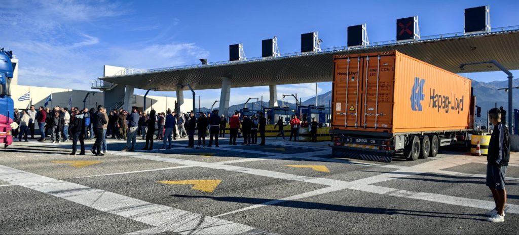 "Αλλη αστυνομία" στο Αντίρριο! Οι αγρότες άνοιξαν τα διόδια για να περνούν τα ΙΧ... χωρίς επεισόδια με αστυνομικούς