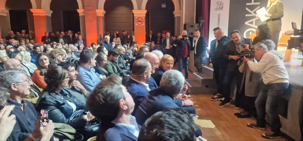 Ποιους είδαμε... στου Τσίπρα στην Πάτρα! Χειροκροτούσαν τον "αρχηγό"! Στα παλιά της λημέρια η Μπέτυ Μπαζιάνα - ΒΙΝΤΕΟ