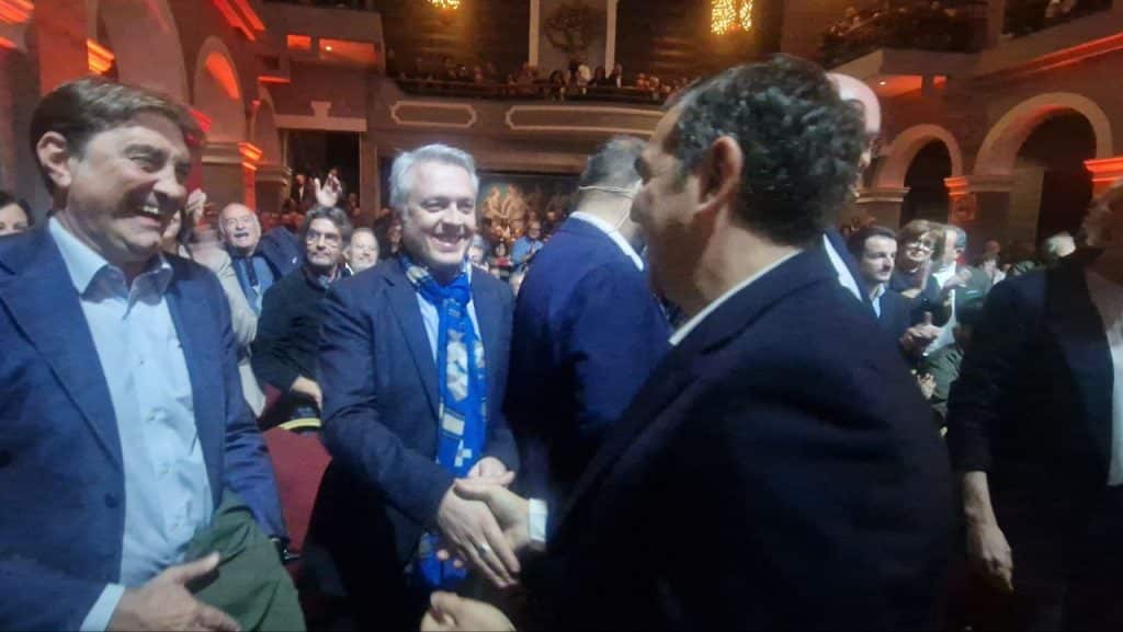 Ποιους είδαμε... στου Τσίπρα στην Πάτρα! Χειροκροτούσαν τον "αρχηγό"! Στα παλιά της λημέρια η Μπέτυ Μπαζιάνα - ΒΙΝΤΕΟ