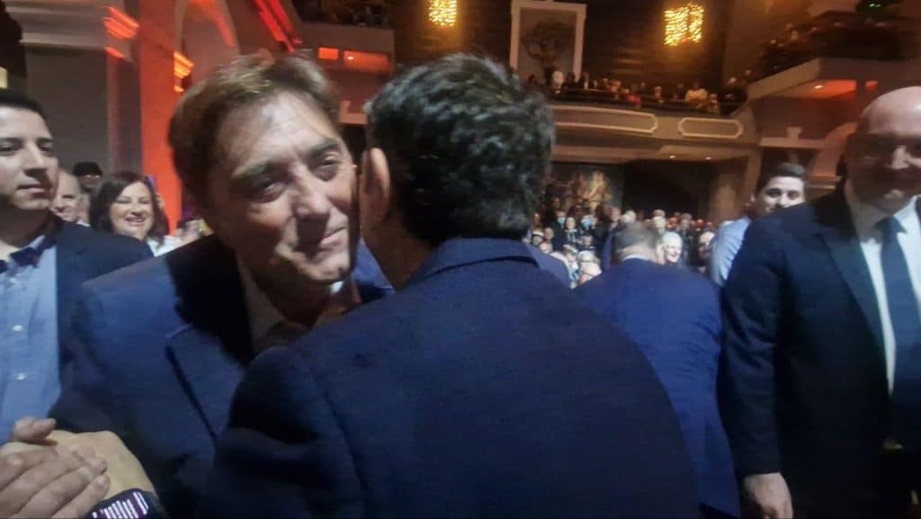 Ποιους είδαμε... στου Τσίπρα στην Πάτρα! Χειροκροτούσαν τον "αρχηγό"! Στα παλιά της λημέρια η Μπέτυ Μπαζιάνα - ΒΙΝΤΕΟ