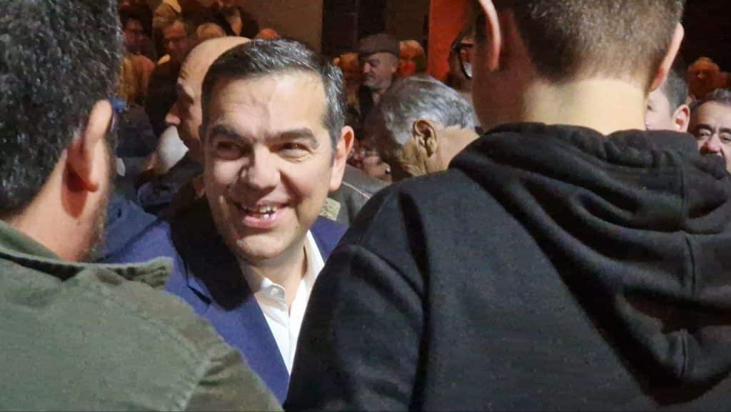 Ποιους είδαμε... στου Τσίπρα στην Πάτρα! Χειροκροτούσαν τον "αρχηγό"! Στα παλιά της λημέρια η Μπέτυ Μπαζιάνα - ΒΙΝΤΕΟ Ποιους είδαμε... στου Τσίπρα στην Πάτρα! Χειροκροτούσαν τον "αρχηγό"! Στα παλιά της λημέρια η Μπέτυ Μπαζιάνα - ΒΙΝΤΕΟ