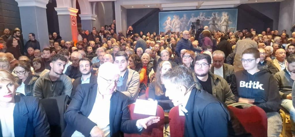 Ποιους είδαμε... στου Τσίπρα στην Πάτρα! Χειροκροτούσαν τον "αρχηγό"! Στα παλιά της λημέρια η Μπέτυ Μπαζιάνα - ΒΙΝΤΕΟ