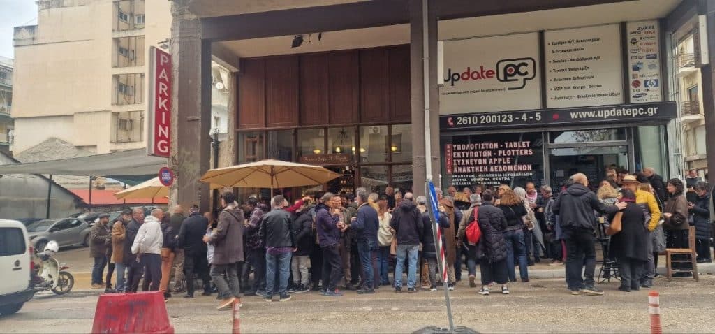 Πάτρα - φωτό: Τι έκαναν όλοι αυτοί σήμερα το μεσημέρι στην Αγίου Νικολάου;