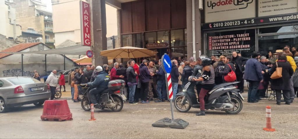 Πάτρα - φωτό: Τι έκαναν όλοι αυτοί σήμερα το μεσημέρι στην Αγίου Νικολάου;