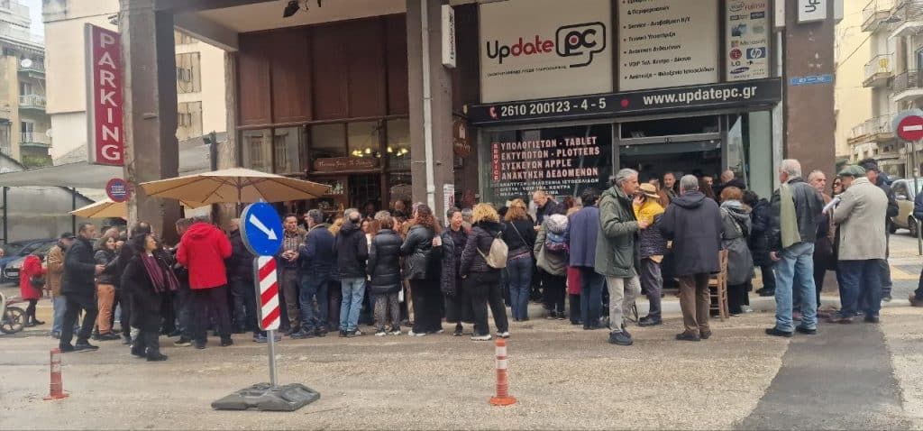 Πάτρα - φωτό: Τι έκαναν όλοι αυτοί σήμερα το μεσημέρι στην Αγίου Νικολάου;