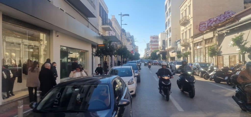 Πάτρα: Της κακομοίρας στην Αγίου Ανδρέου... λόγω πάρκινκ της Γεροκωστοπούλου - φωτό