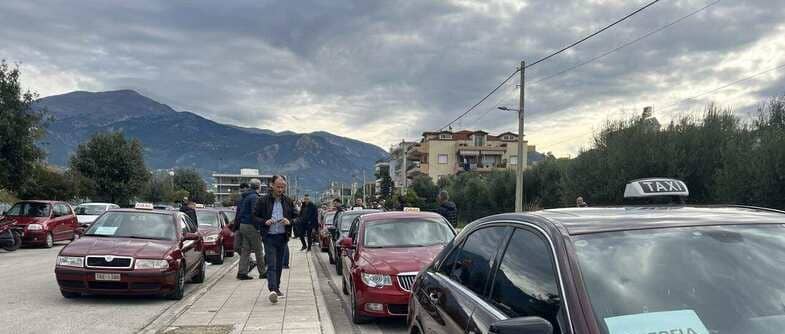Πάτρα: Δυναμική συγκέντρωση διαμαρτυρίας των ταξιτζήδων - φωτο