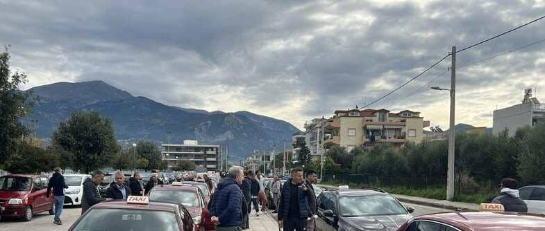 Πάτρα: Δυναμική συγκέντρωση διαμαρτυρίας των ταξιτζήδων - φωτο