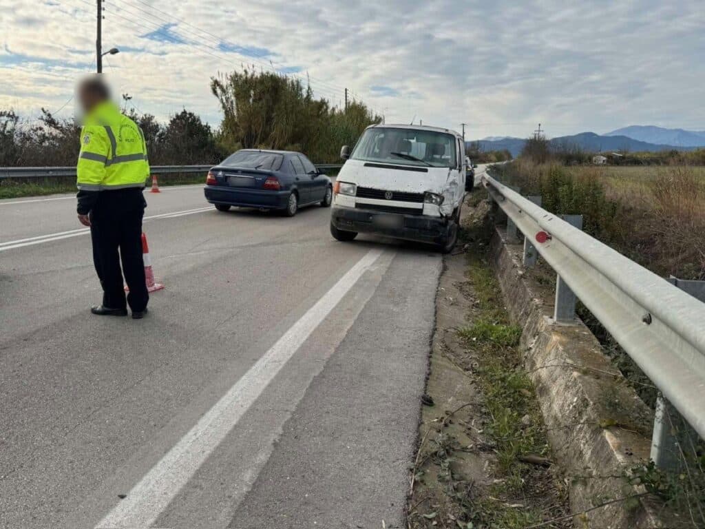 Δυτική Ελλάδα: Επεσε πάνω σε βαν - φωτό Δυτική Ελλάδα: Επεσε πάνω σε βαν - φωτό