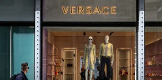 Η Prada εξαγόρασε την Versace μετά από πολύμηνες διαπραγματεύσεις Αρχική