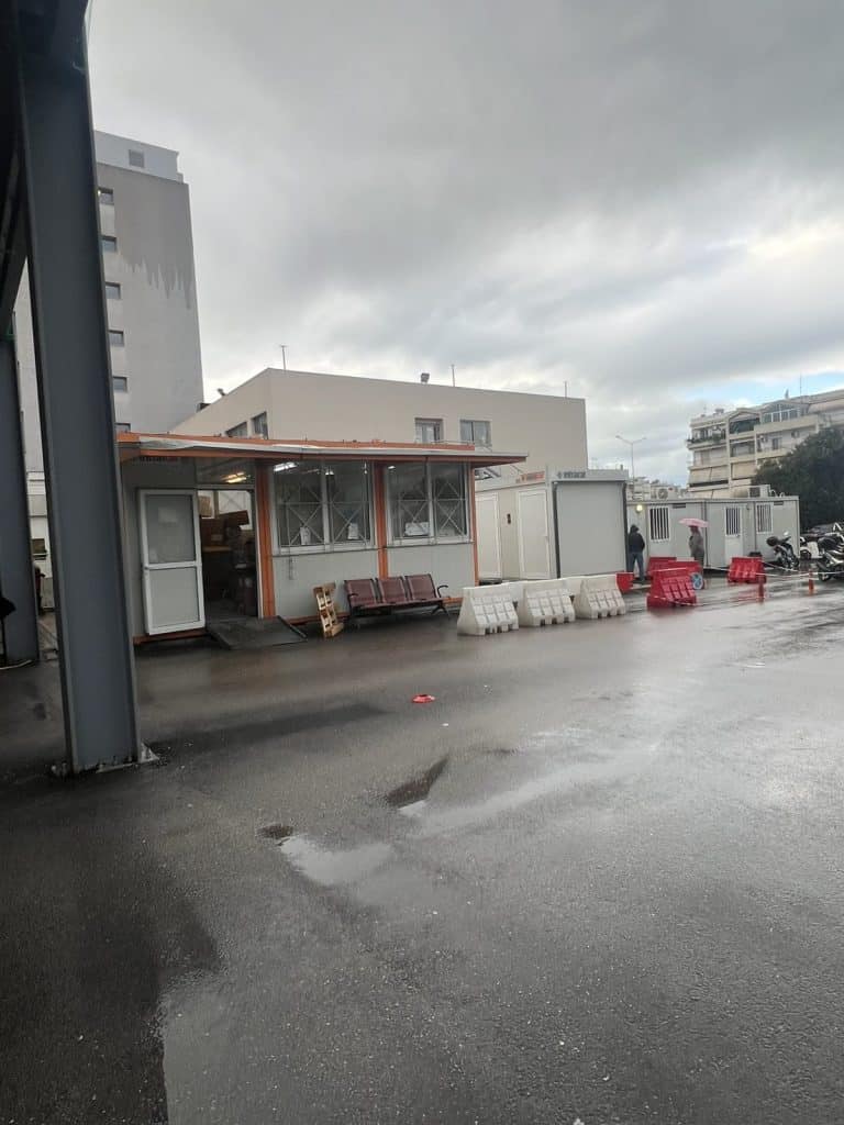 Πάτρα - ΝΟΣΟΚΟΜΕΙΟ «ΑΓΙΟΣ ΑΝΔΡΕΑΣ»: Σκηνές ντροπής στο κοντέϊνερ του ΕΟΔΥ - φωτο