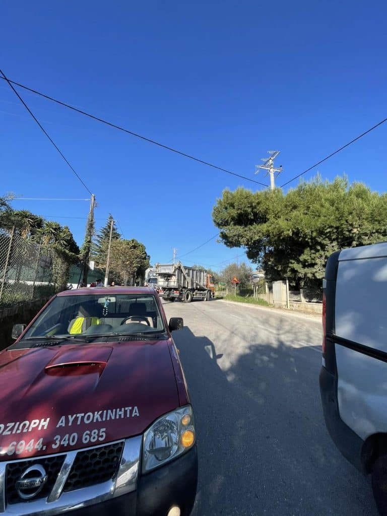 Δείτε φωτο: Νεκρά πρόβατα μετέφερε το φορτηγό! Τροχαίο - σοκ με μηχανή στο Θεριανό