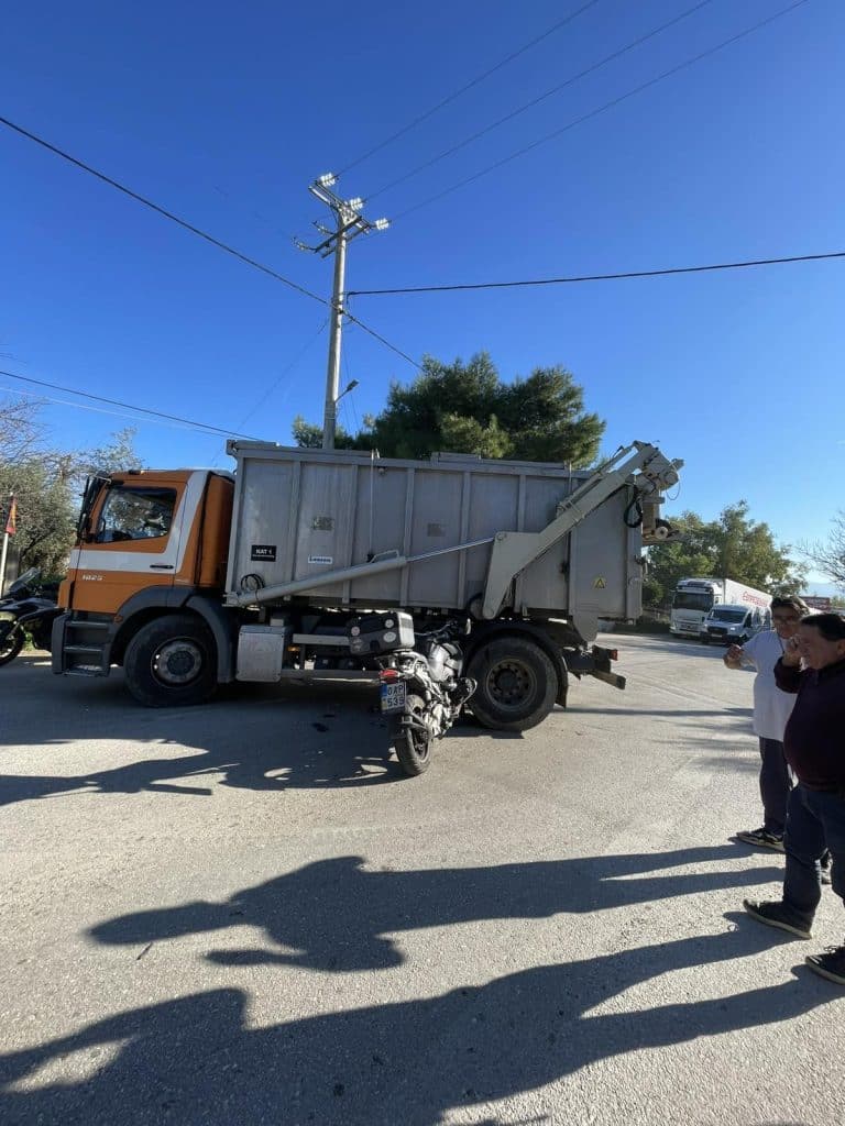 Δείτε φωτο: Νεκρά πρόβατα μετέφερε το φορτηγό! Τροχαίο - σοκ με μηχανή στο Θεριανό