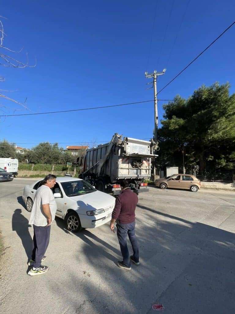 Δείτε φωτο: Νεκρά πρόβατα μετέφερε το φορτηγό! Τροχαίο - σοκ με μηχανή στο Θεριανό