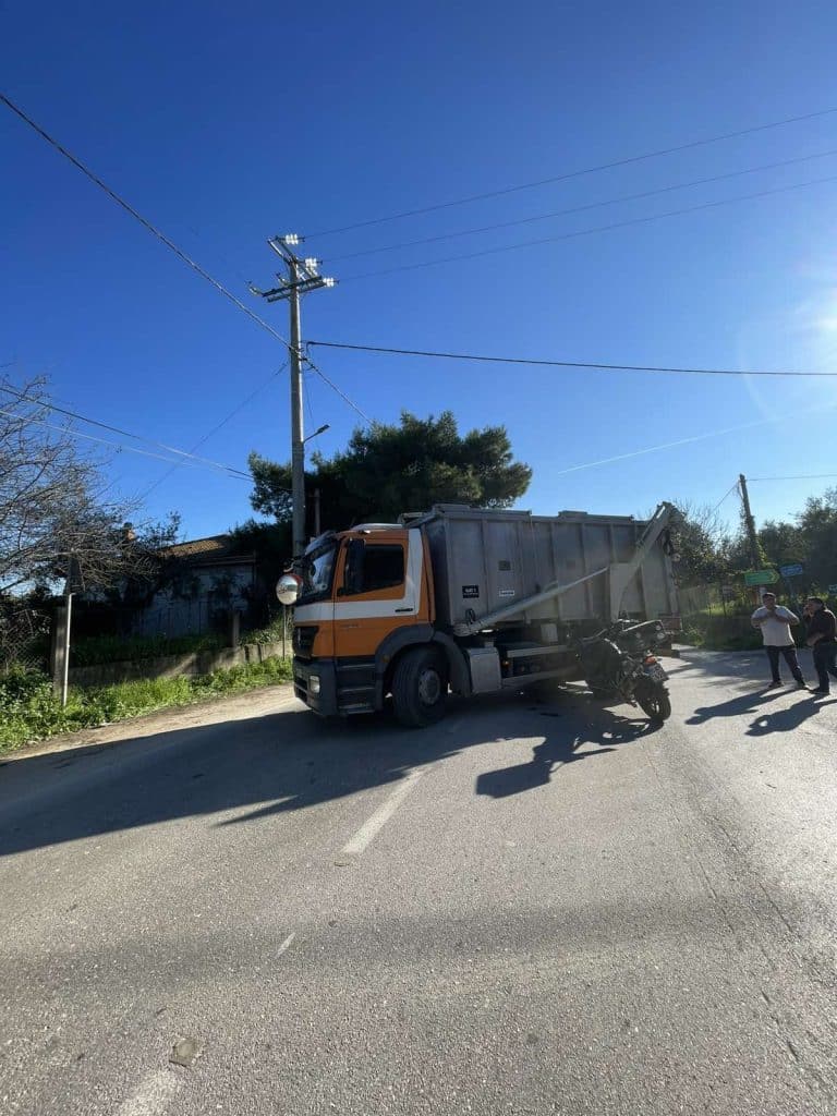 Δείτε φωτο: Νεκρά πρόβατα μετέφερε το φορτηγό! Τροχαίο - σοκ με μηχανή στο Θεριανό