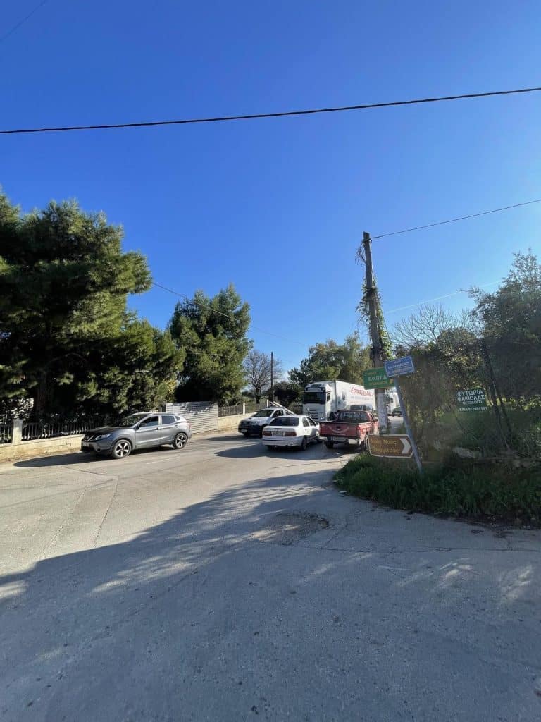 Δείτε φωτο: Νεκρά πρόβατα μετέφερε το φορτηγό! Τροχαίο - σοκ με μηχανή στο Θεριανό