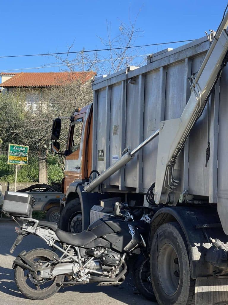 Δείτε φωτο: Νεκρά πρόβατα μετέφερε το φορτηγό! Τροχαίο - σοκ με μηχανή στο Θεριανό