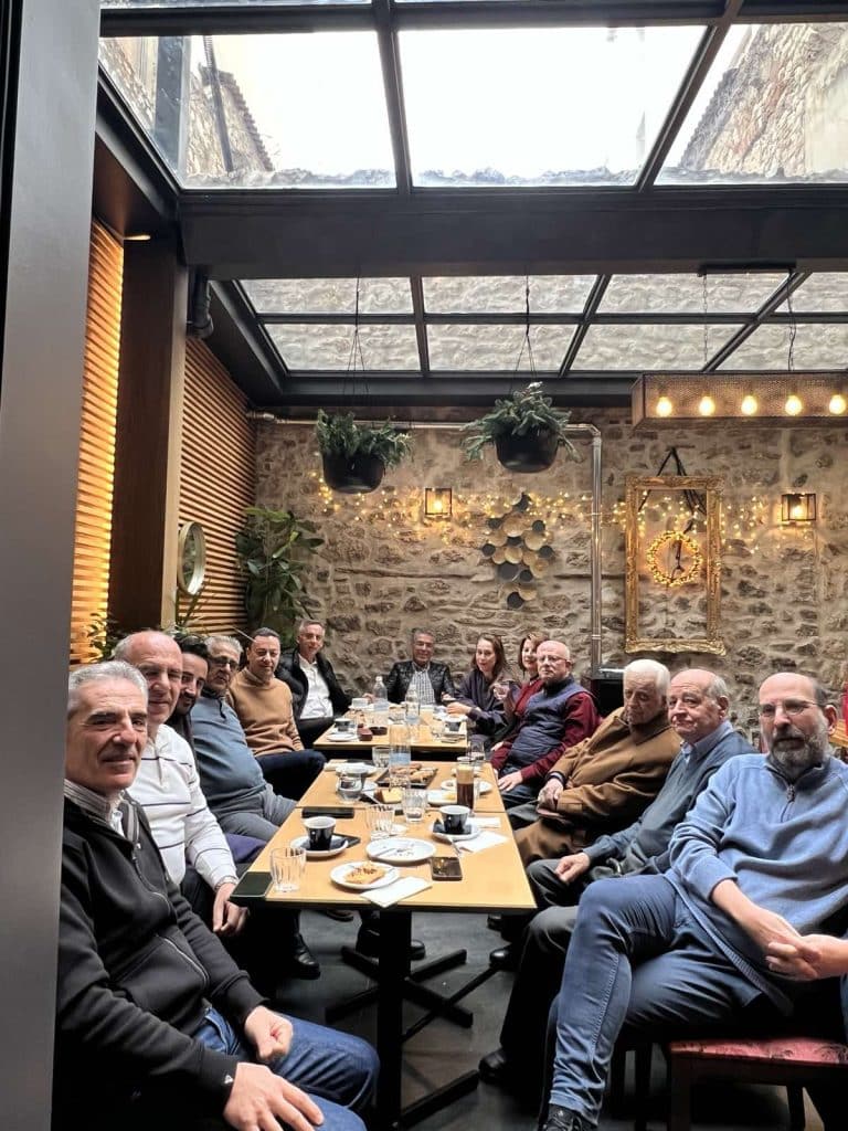 Τι συζητούσε η παρέα των Πατρινών δικηγόρων; Τι συζητούσε η παρέα των Πατρινών δικηγόρων;