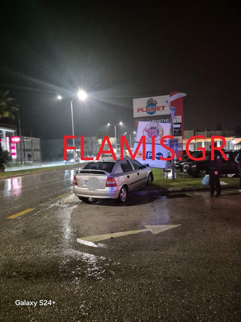 Πάτρα - ΤΩΡΑ: ΙΧ "καρφώθηκε" σε πινακίδα στο Planet - φωτό