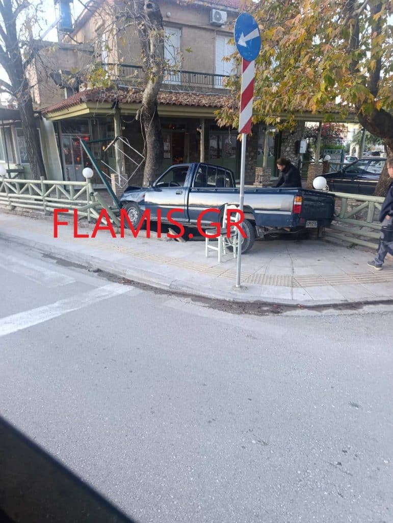 Τροχαίο - σοκ στην Περιβόλα Πάτρας! Αγροτικό μπήκε μέσα σε ταβέρνα και ο οδηγός... βρέθηκε σε τρύπα κάτω από το αμάξι! ΒΙΝΤΕΟ ΜΕ ΤΟΝ ΕΓΚΛΩΒΙΣΜΟ