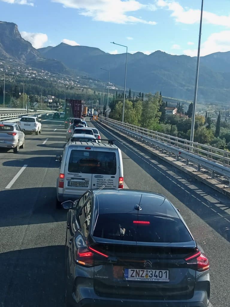 Πάτρα: Κλειστή η Ολυμπία οδός! Συνεχίζεται το μπλόκο στην Περιμετρική! Αυξημένη κίνηση στην πόλη